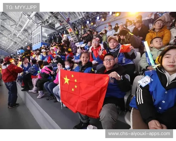 风帆赛选手精妙转弯，观众席爆发雷鸣般掌声