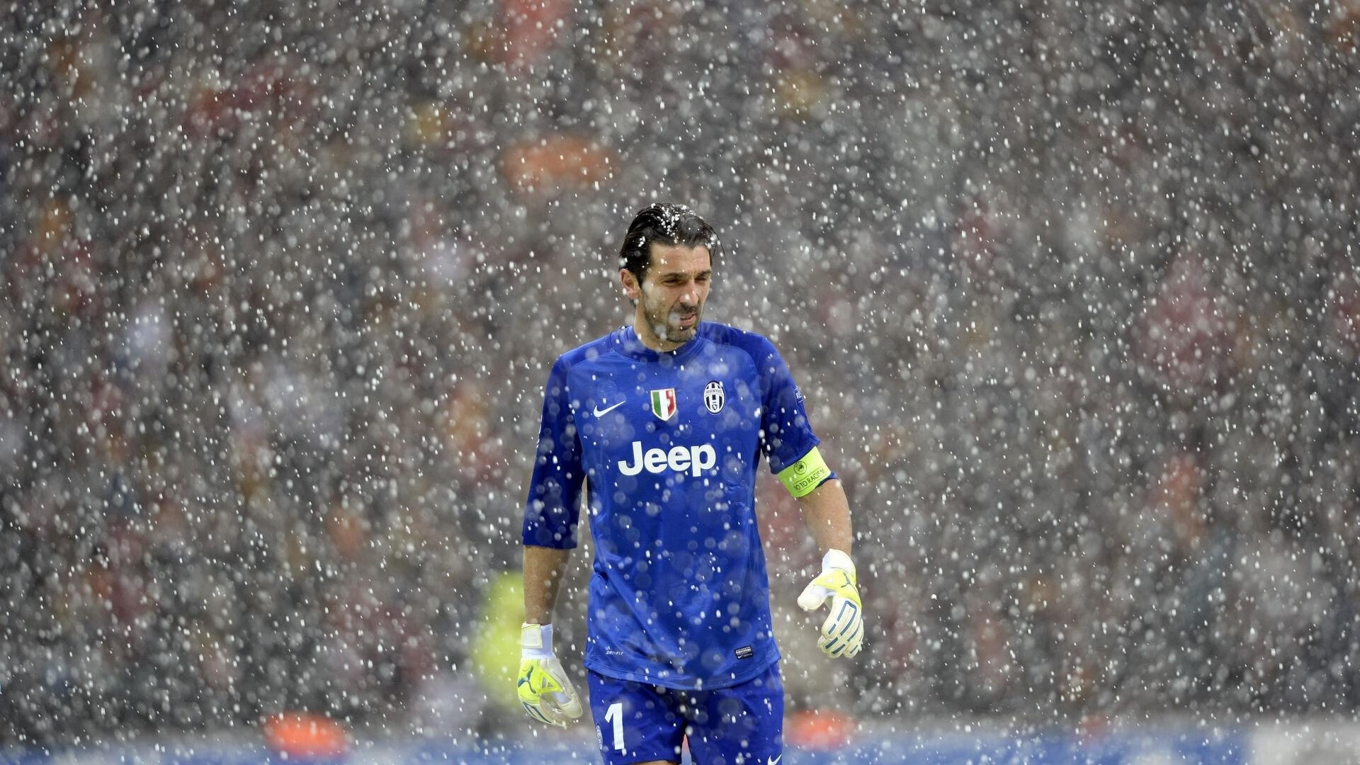 爱游戏-凯恩考虑巴萨：15场22球，违约金6500万欧元，或接棒莱万于明年，巴萨买凯恩